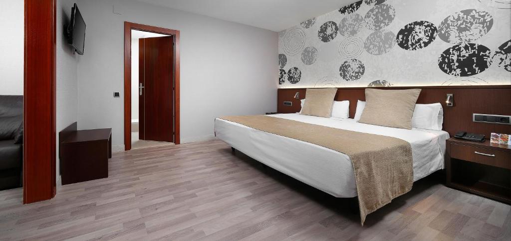 巴塞罗那泰伯尔HCC酒店的一间卧室,卧室内配有一张大床