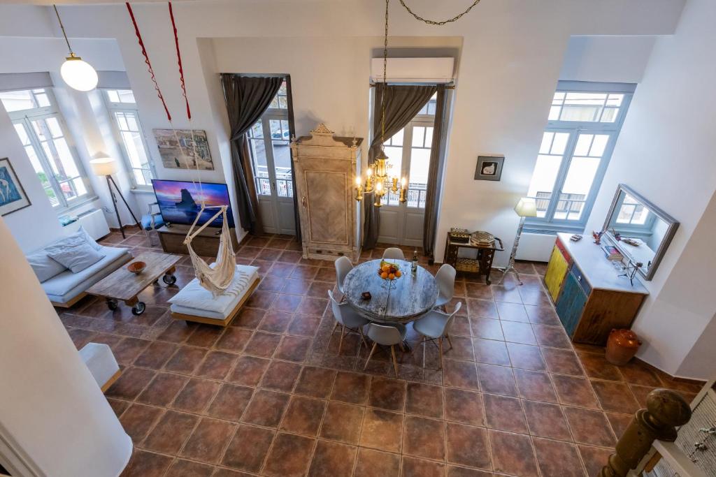 纳弗帕克托斯Lepanto Xenia Apartments 1F的享有空中景致的客厅配有桌子