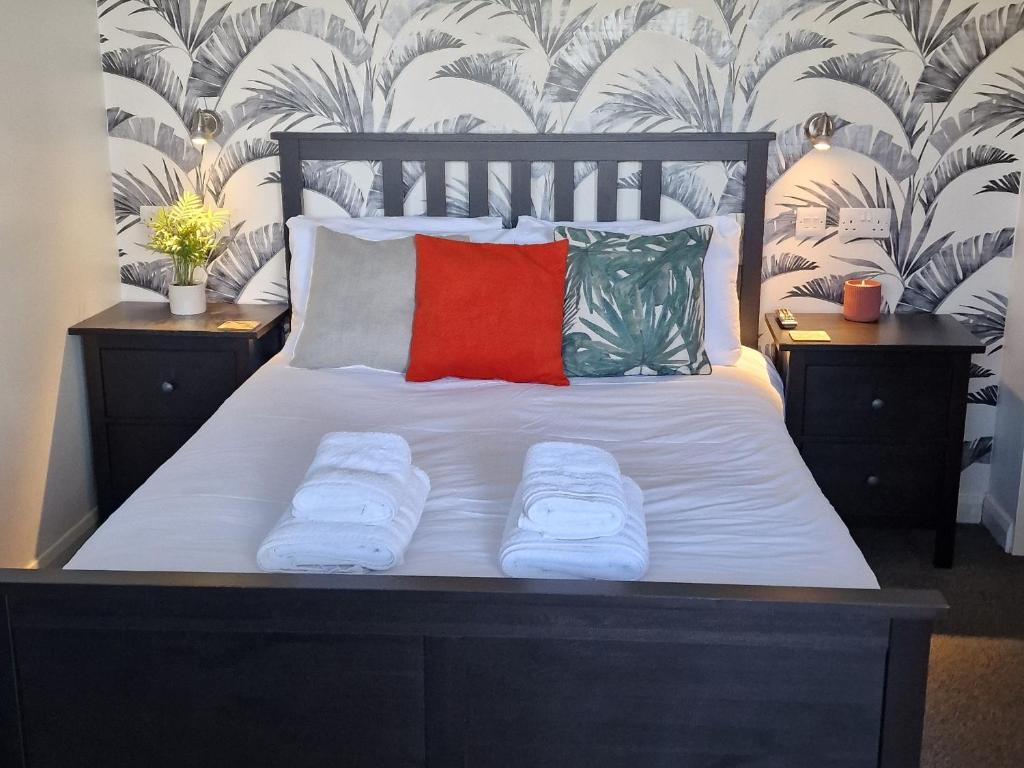 MorcottRutland Point Studio serviced accommodation Keystones Property Services的一张带两个枕头和红色枕头的床