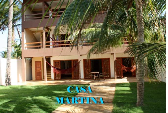 卡姆布库Casa Martina的前面有棕榈树的建筑