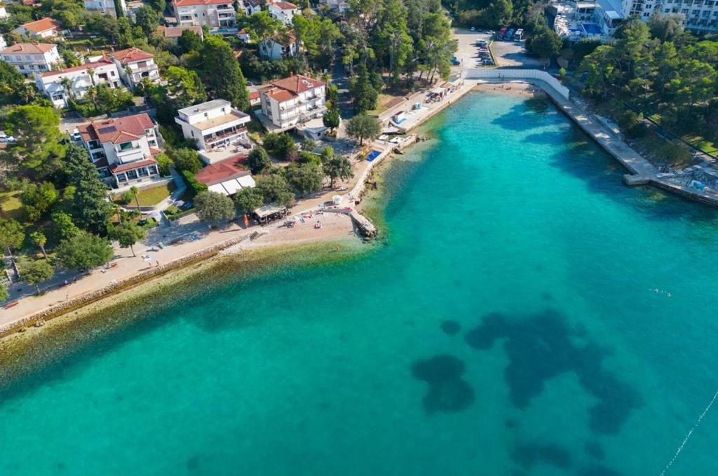 马林斯卡Apartments Škarpa的享有碧绿海水海滩的空中景致