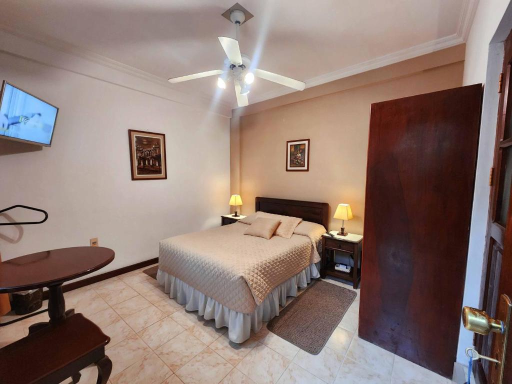 塔里哈Hotel Carmen的一间卧室配有一张床和吊扇