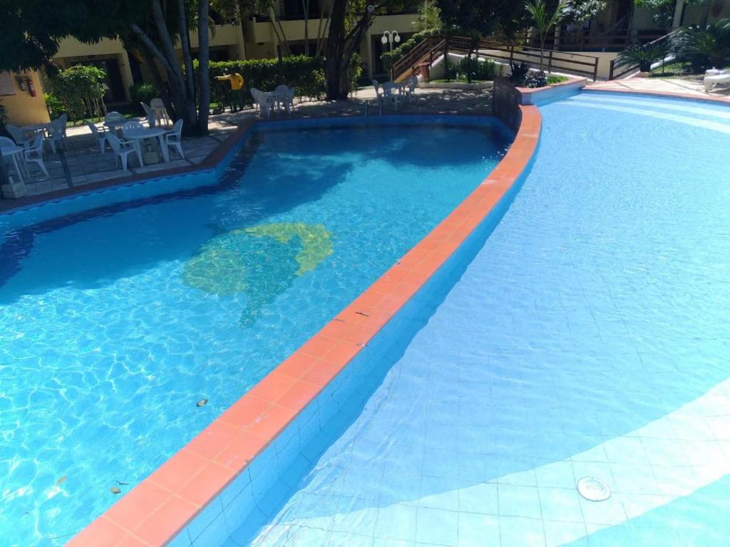 皮帕Solar pipa duplex lua cheia的水中红色条纹的游泳池