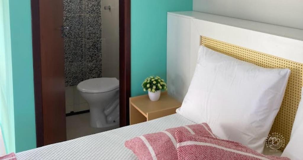 BarraPousada dos Cânticos的一间卧室配有一张床,浴室设有卫生间
