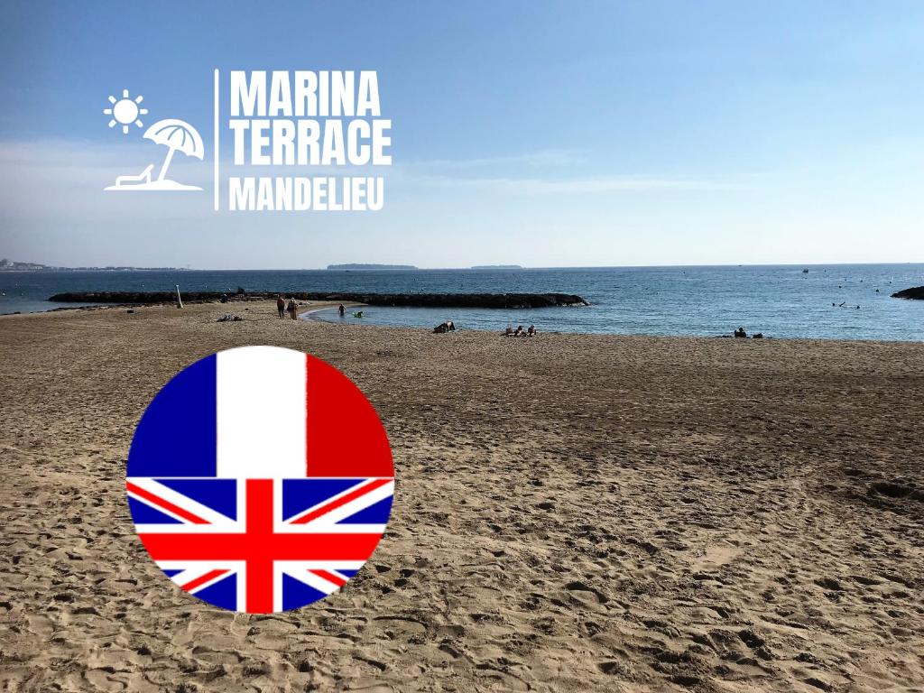 曼德琉-拉纳普勒Marina Terrace的海滩上带有英国国旗的标志