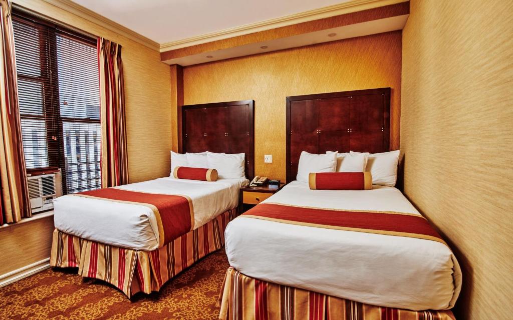 纽约无线电城市公寓的酒店客房设有两张床和窗户。