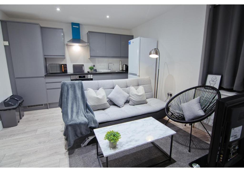梅德斯通Charming 1BR flat in Maidstone的客厅配有沙发和桌子