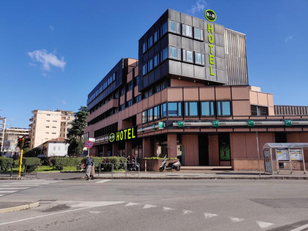 普拉托B&B HOTEL Prato City Center的街道拐角处的建筑物