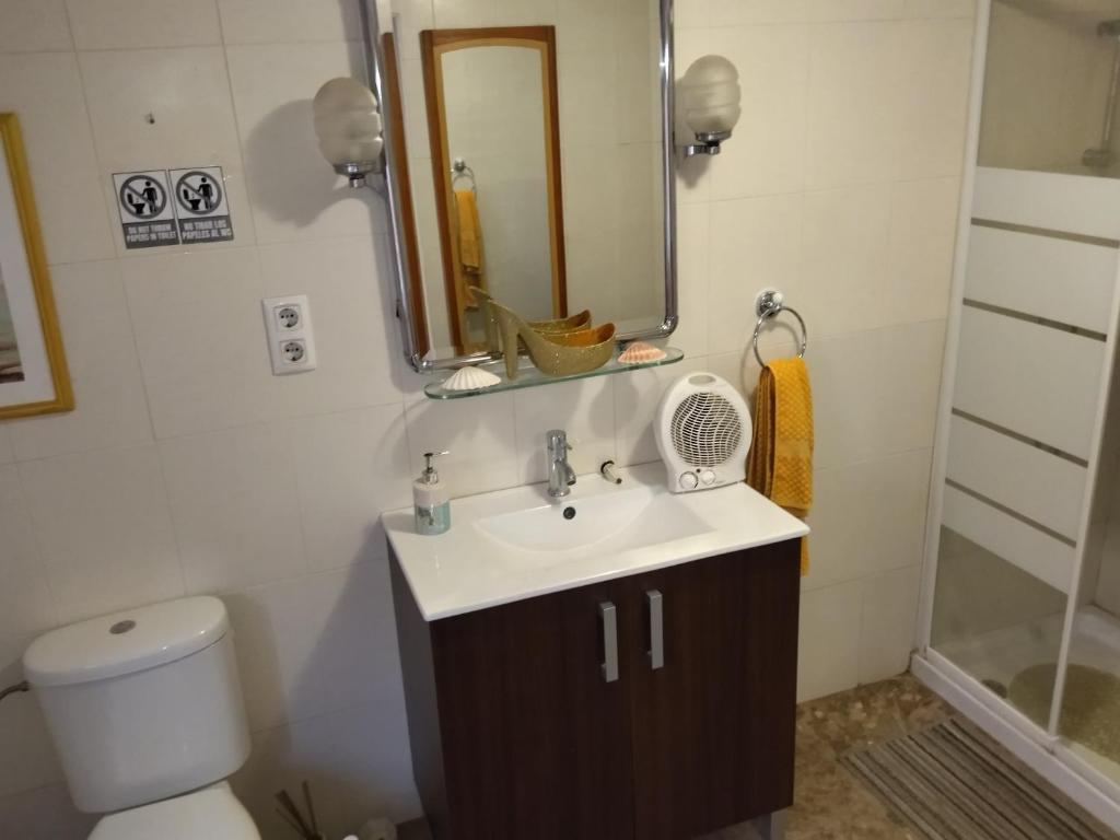 卡塔赫纳Habitación hippie的一间带水槽、镜子和卫生间的浴室