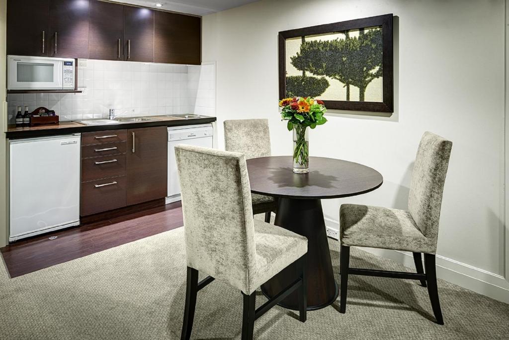 Rendezvous Heritage Hotel Queenstown的厨房或小厨房