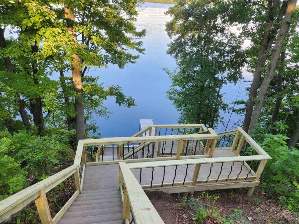 沃索Bliss on the Lake的通往树木繁茂的湖泊的木楼梯
