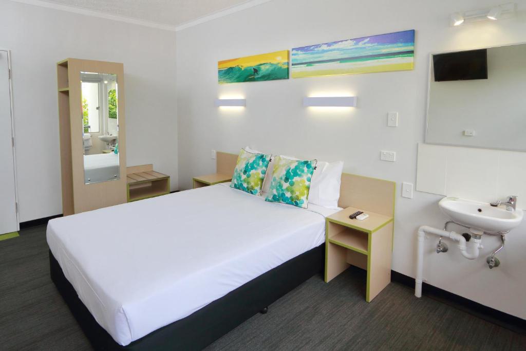 黄金海岸棕榈滩酒店的酒店客房设有床和水槽