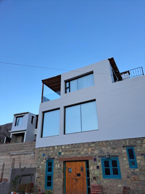 蒂尔卡拉La Llama Negra的顶部设有玻璃窗的房子