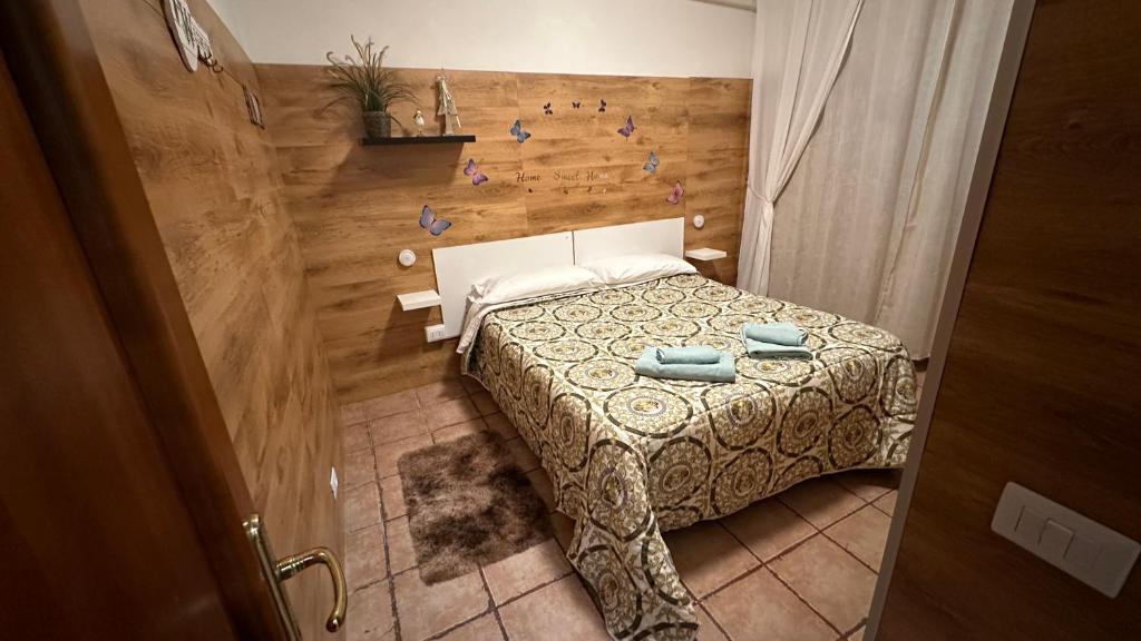 罗马Casa Gemelli的一间小卧室,配有一张床和一面墙