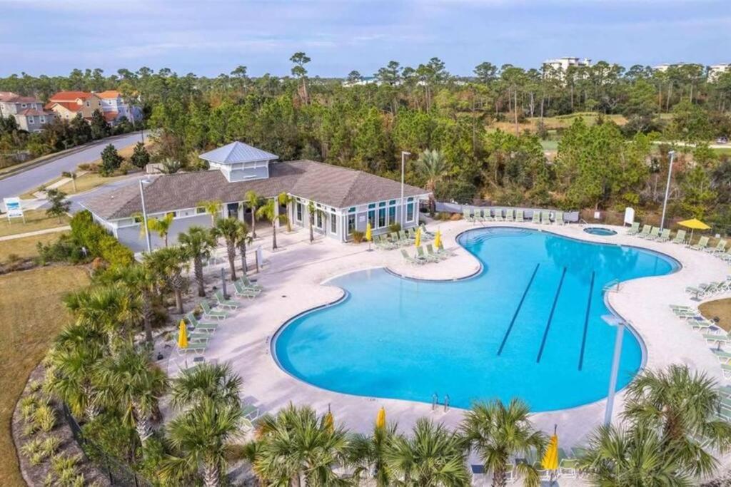 彭萨科拉Luxury 3BR Beach House with Pool and Hot Tub的享有度假村游泳池的顶部景致
