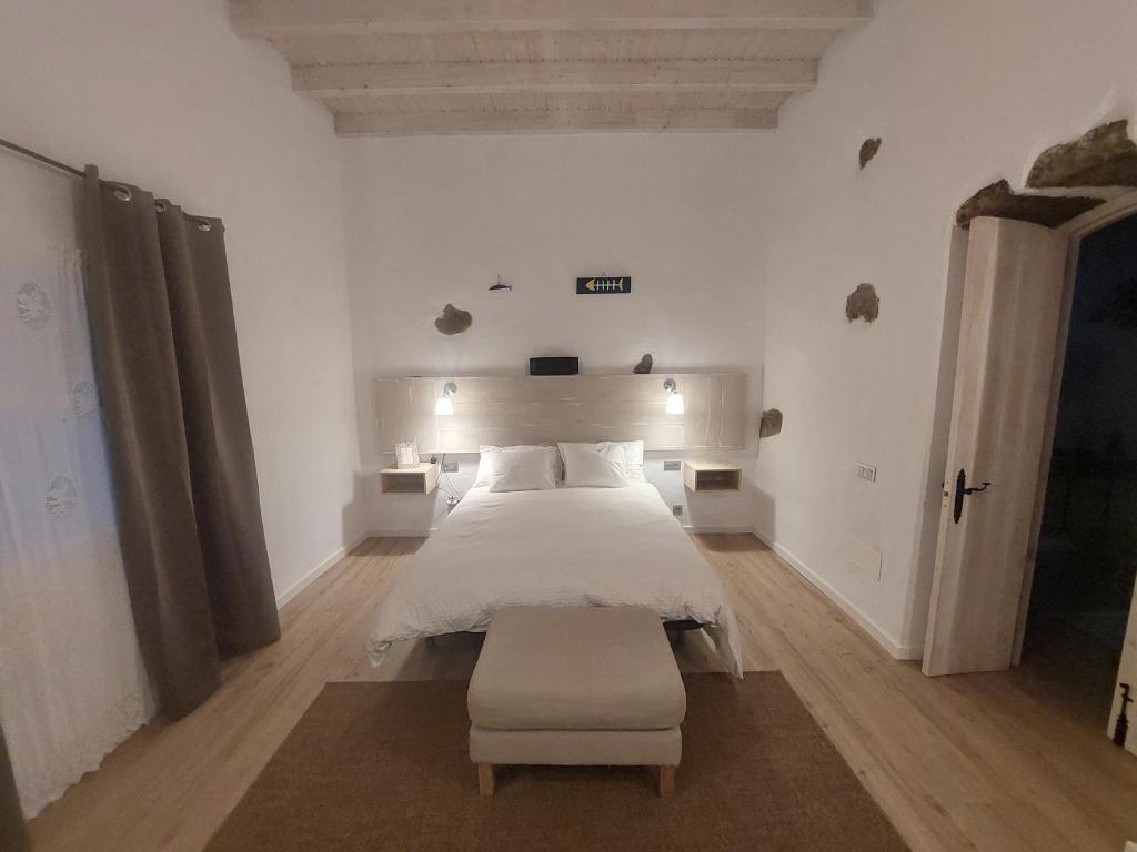 瓜蒂萨Casa Ines的白色卧室配有床和椅子