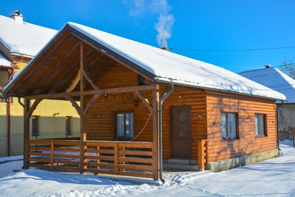 博尔沙Căsuța Adelina的小木屋,设有雪盖屋顶