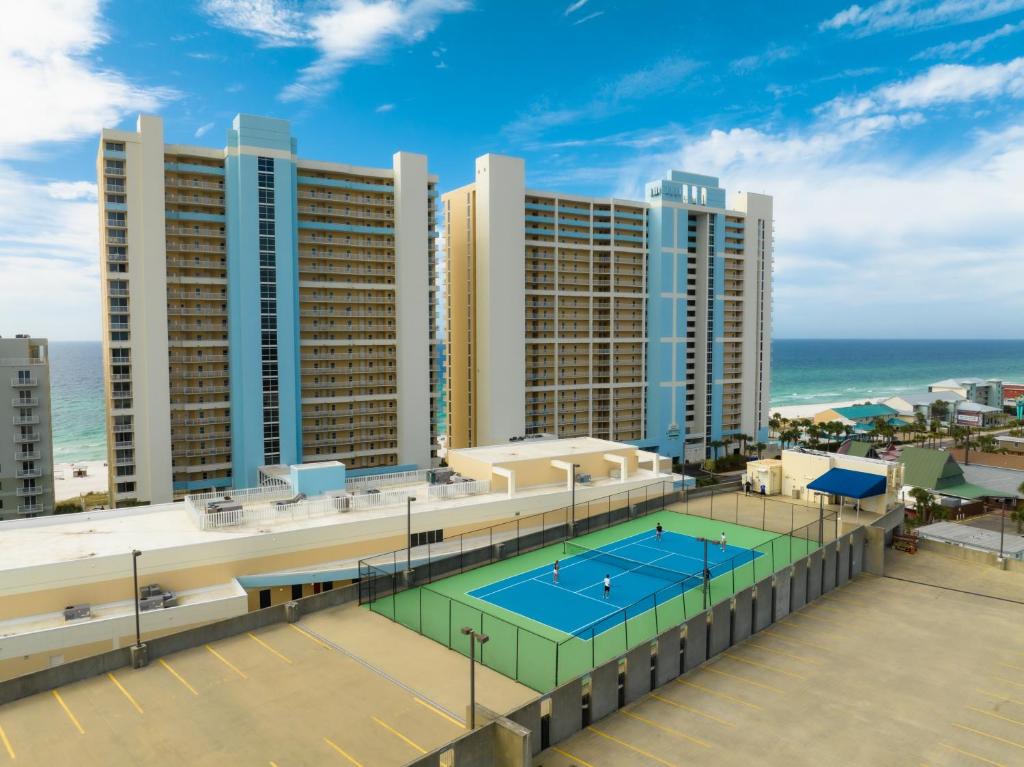 巴拿马城海滩Majestic Beach Resort, Panama City Beach, Fl的享有度假村的空中景致,设有网球场