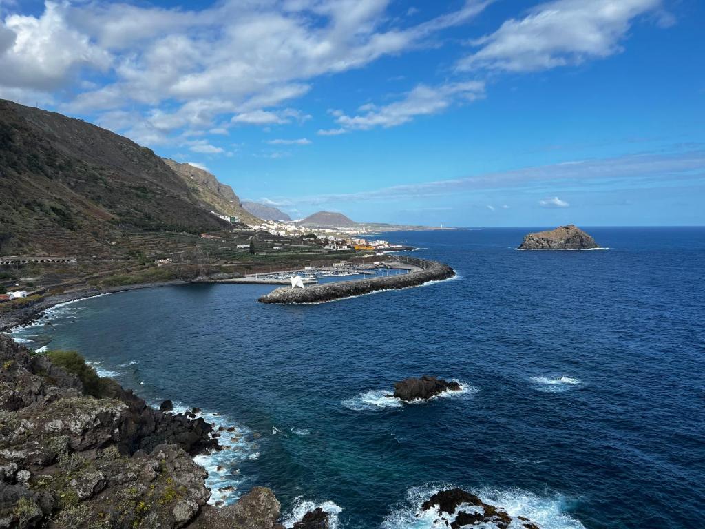 加拉奇科Precioso y Luminoso Piso的海洋中的岛屿,水中岩石