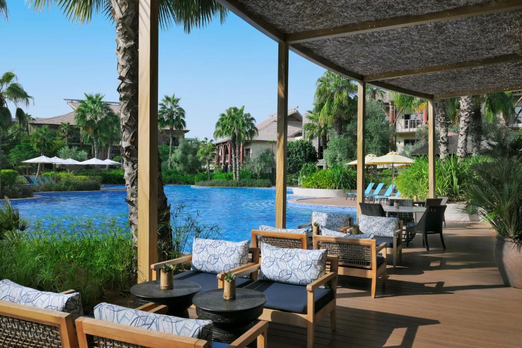 迪拜拉皮塔迪拜主题乐园及度假村 - 万豪酒店&度假村的度假村的天井享有水景