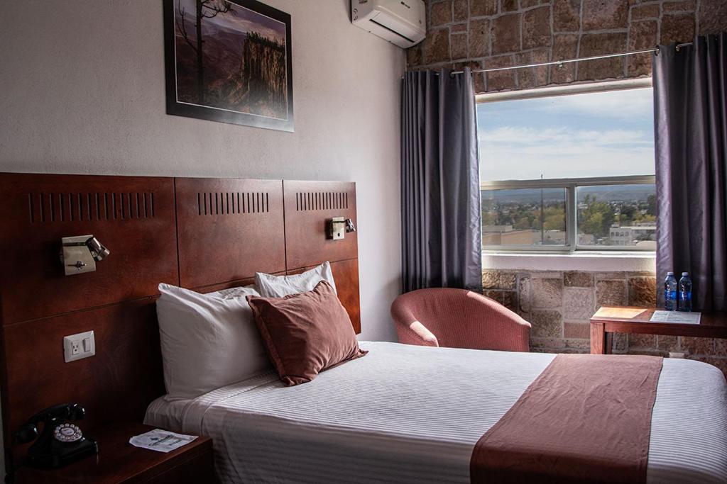 杜兰戈Hotel Casablanca的酒店客房设有床和窗户。
