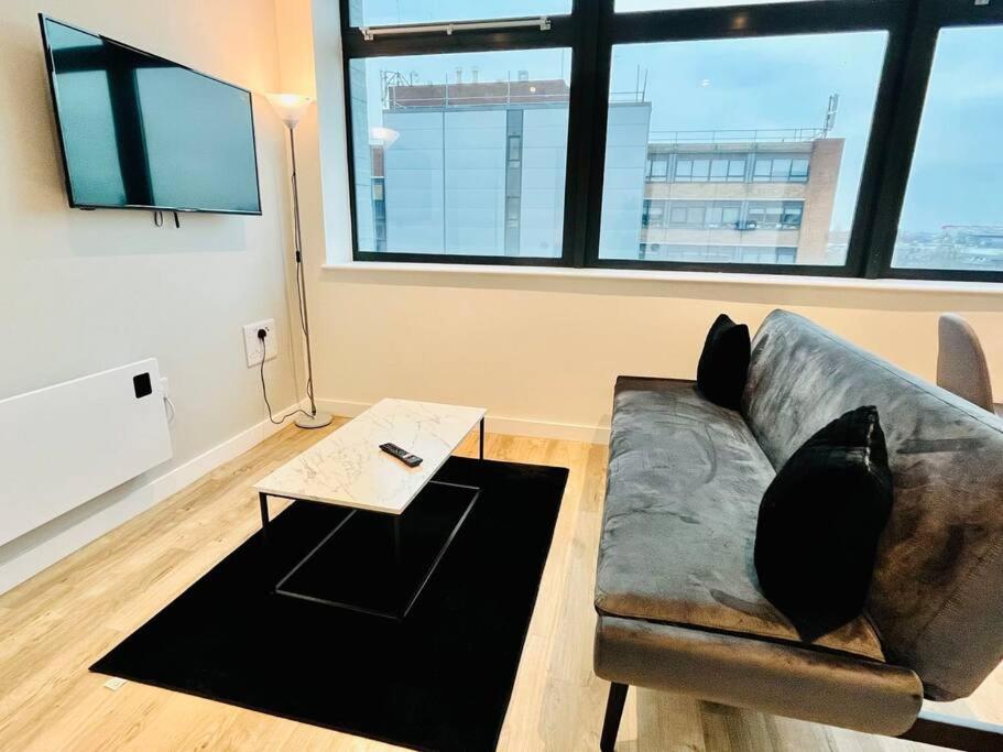 曼彻斯特Cozy and Modern 1 Bed Apartment in Prime Location的带沙发和咖啡桌的客厅