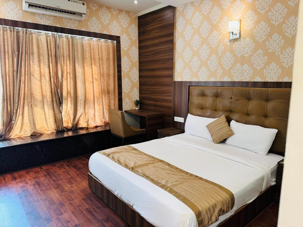 孟买Hotel BKC Mannat的一间卧室设有一张大床和一个窗户。