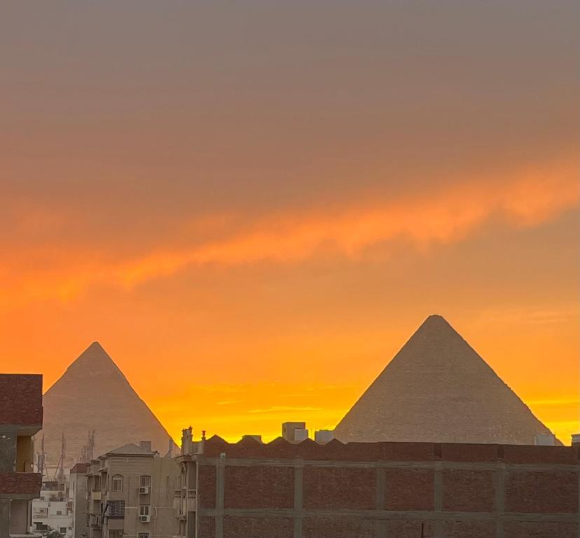 开罗King Badr pyramids的日落时分吉萨金字塔的景色
