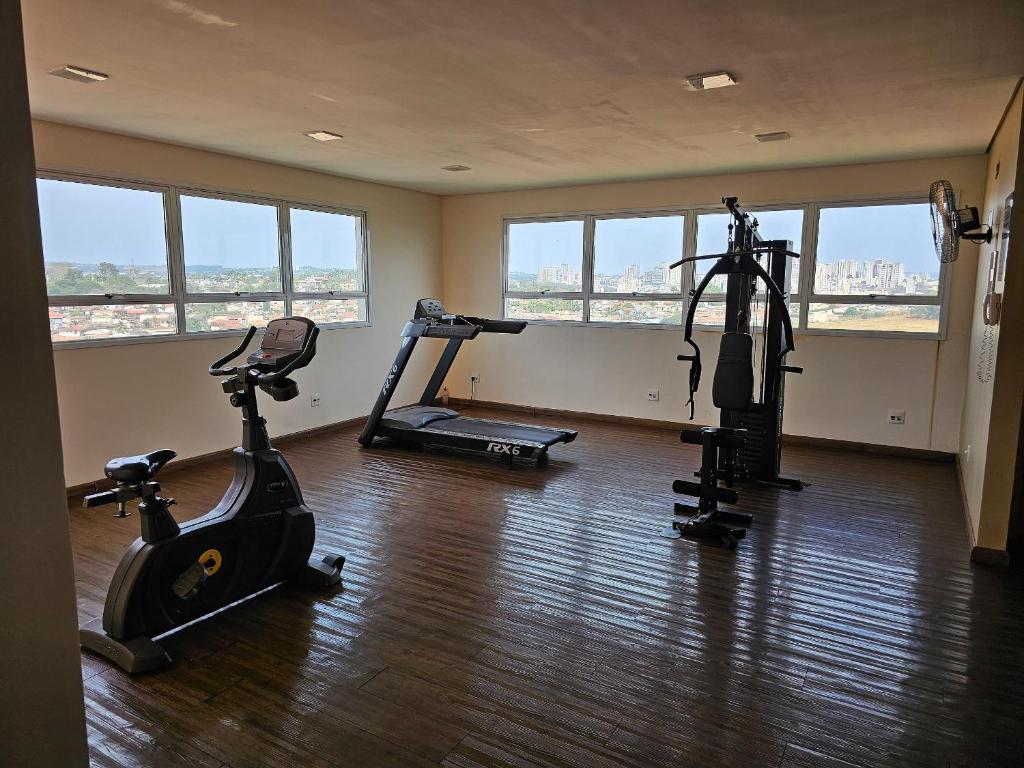 里贝朗普雷托Edíficio Sienna的健身房设有2台跑步机和2辆健身自行车