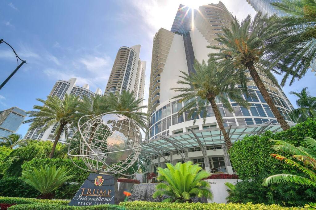 阳光岛滩Trump International Deluxe 2 Queen Bed Ocean Front的一座棕榈树城市,一座高楼