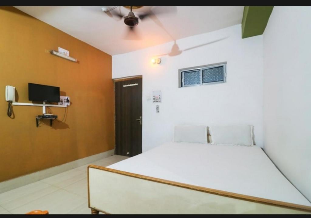 KahalgaonHotel Nilay And Banquet (Vivaah Palace)的一间卧室配有一张床和一台电视