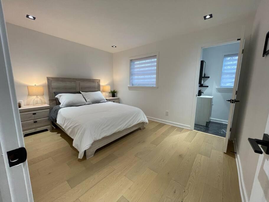 渥太华Modern Home for 10+ with Hot Tub!的白色的卧室设有床和窗户