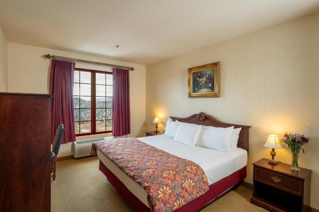 弗吉尼亚城Silverland Inn的酒店客房设有床和窗户。