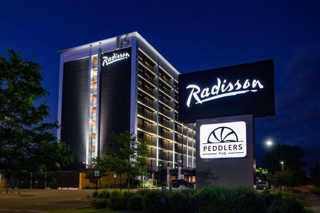 圣保罗Radisson Hotel St Paul Downtown的前面有标志的建筑