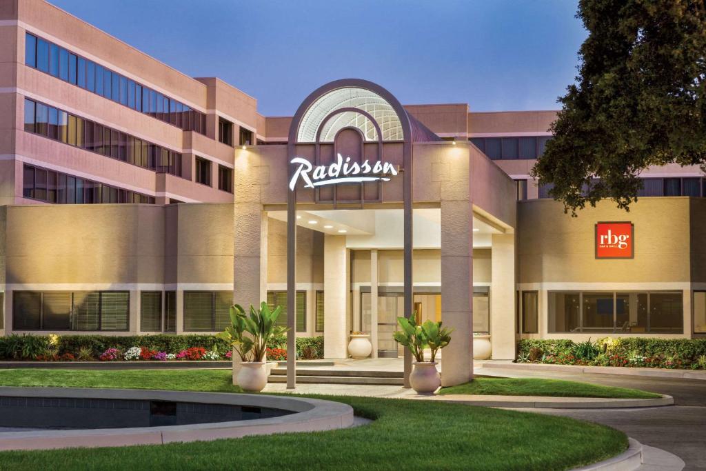森尼维耳市Radisson Hotel Sunnyvale - Silicon Valley的建筑与酒店 ⁇ 染