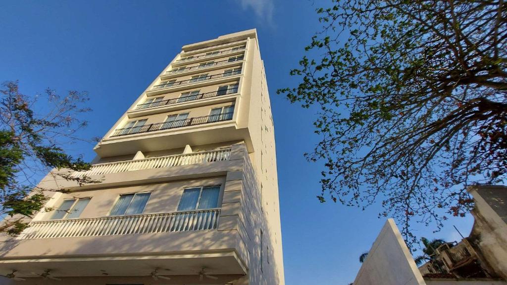 巴兰基亚Faranda Collection Barranquilla, a member of Radisson Individuals的一座高大的白色建筑,上面设有阳台