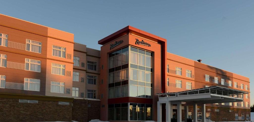 弗雷德里克顿Radisson Kingswood Hotel & Suites, Fredericton的一座拥有大型玻璃幕墙的办公楼