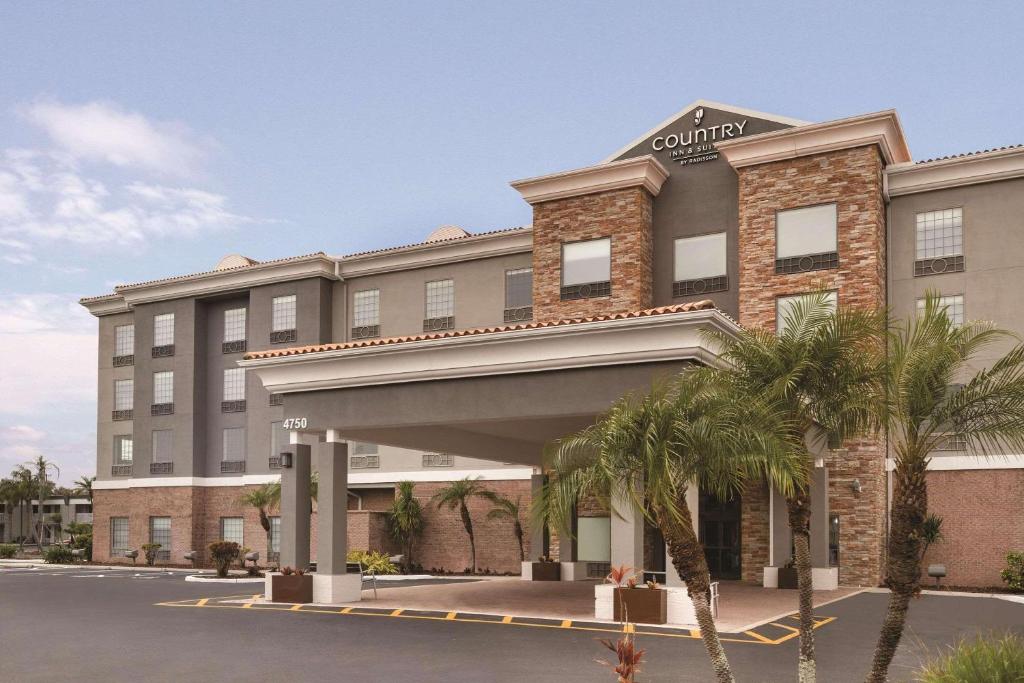 坦帕Country Inn & Suites by Radisson, Tampa Airport East-RJ Stadium的酒店前方的 ⁇ 染