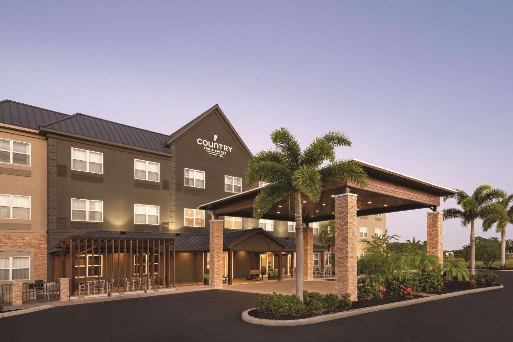 布雷登顿Country Inn & Suites by Radisson, Bradenton-Lakewood-Ranch, FL的酒店外观的 ⁇ 染