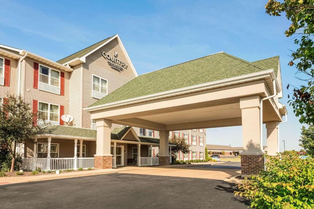 皮奥里亚Country Inn & Suites by Radisson, Peoria North, IL的享有酒店正面景色,设有停车场