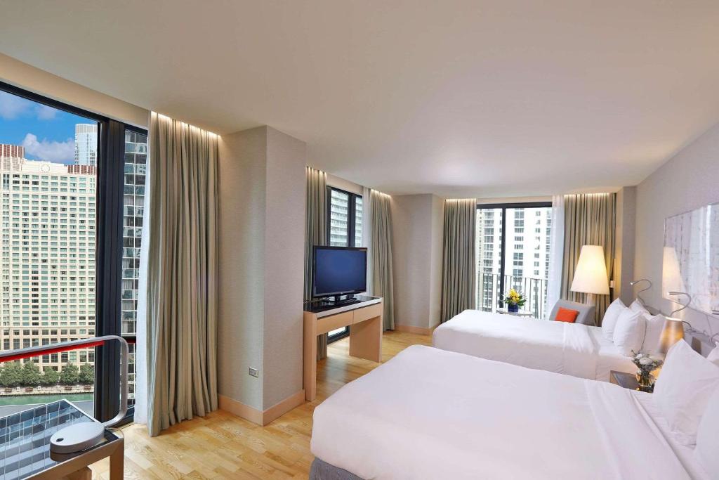 芝加哥芝加哥水楼丽笙酒店的酒店客房设有两张床和一台平面电视。
