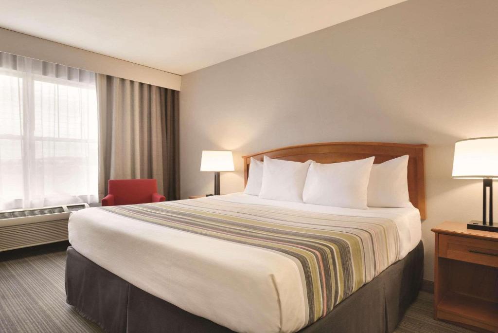 波蒂奇波蒂奇江山旅馆及套房的一间设有大床和窗户的酒店客房