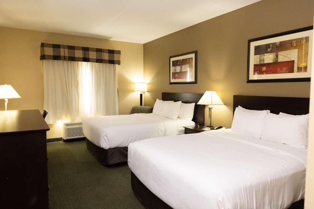 伊丽莎白镇Country Inn & Suites by Radisson, Elizabethtown, KY的酒店客房设有两张床和两盏灯。