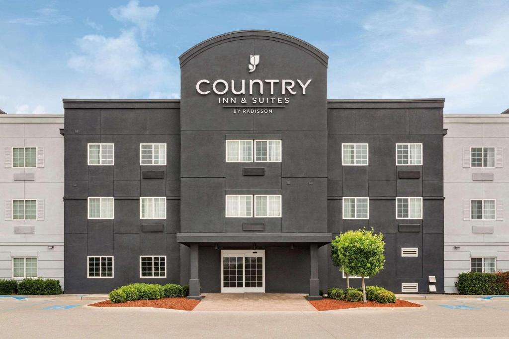 什里夫波特Country Inn & Suites by Radisson, Shreveport-Airport, LA的乡村旅馆和套房前部的 ⁇ 染