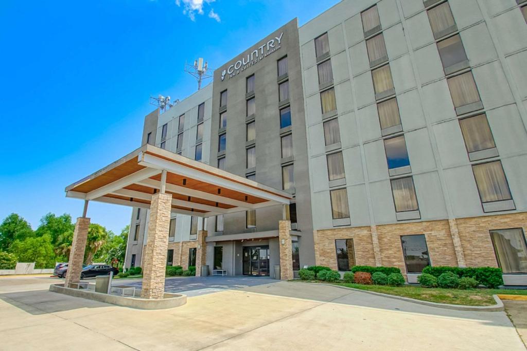 新奥尔良Country Inn & Suites by Radisson, New Orleans I-10 East, LA的酒店前方的 ⁇ 染