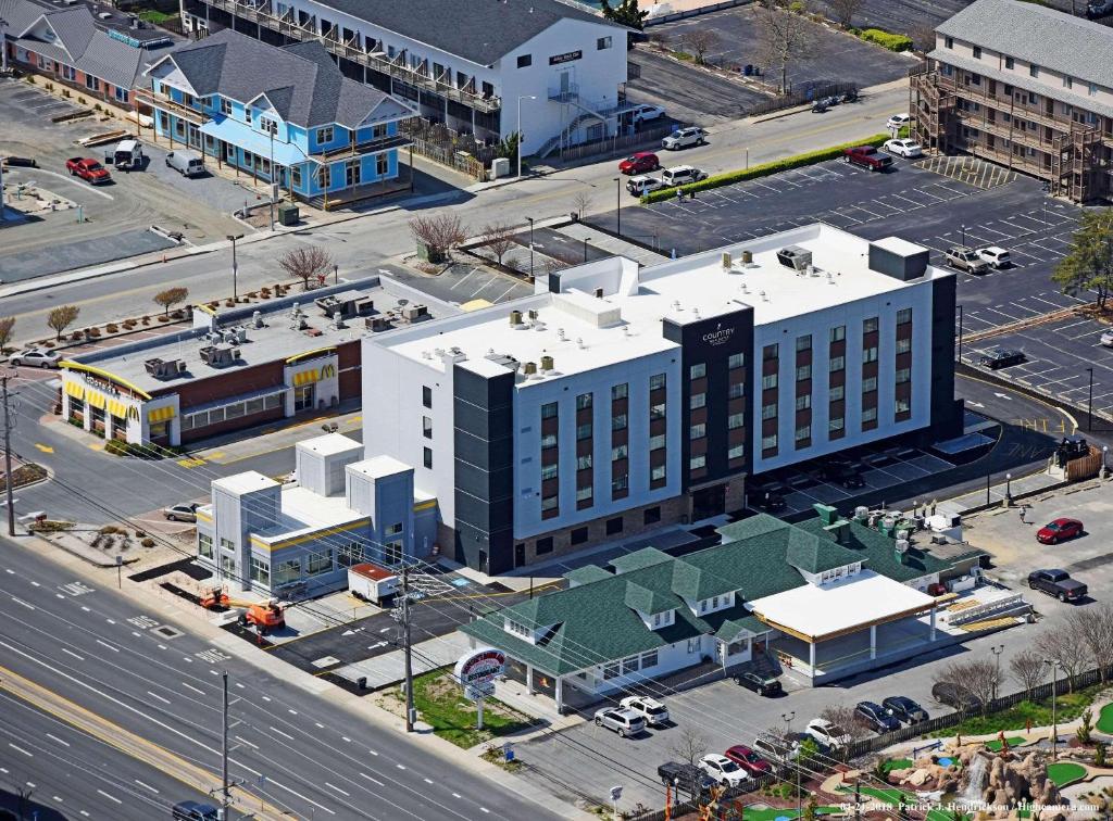 大洋城Country Inn & Suites by Radisson Ocean City的城市街道上一座大建筑的顶部景色