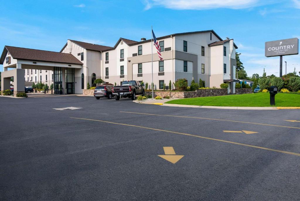 格兰维尔Country Inn & Suites by Radisson, Grandville-Grand Rapids West, MI的大楼前的一个空停车位