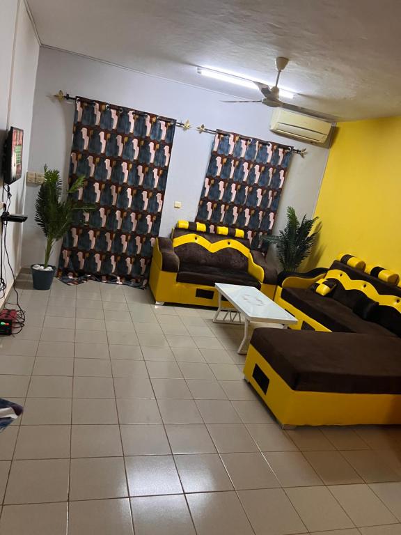 瓦加杜古Ouedraogo Property Management的客厅配有两张沙发和一张桌子