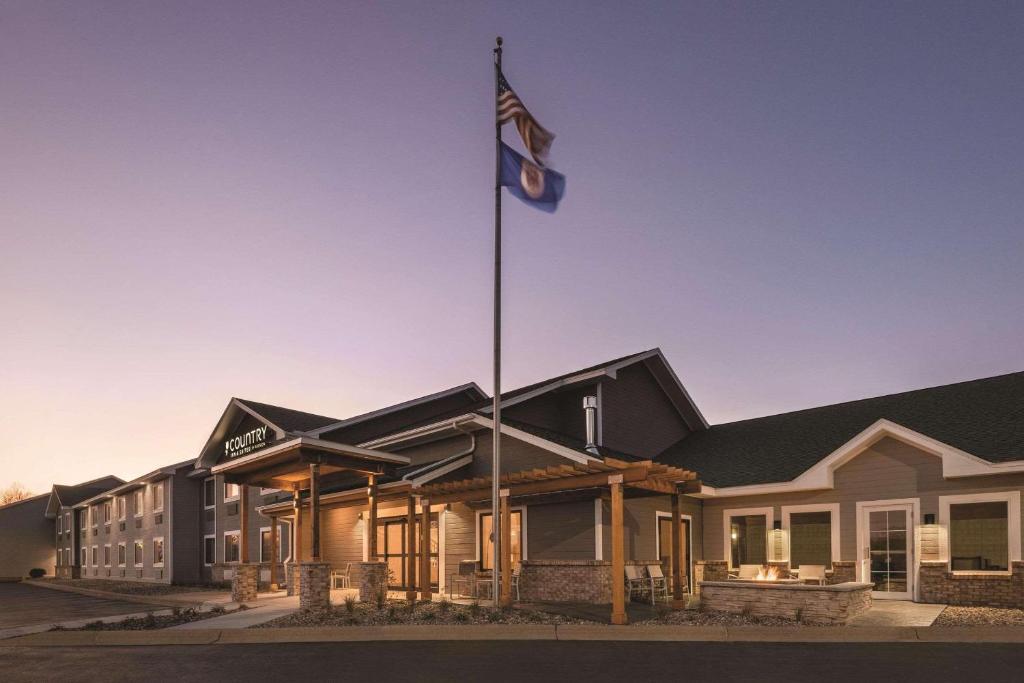诺斯菲尔德明尼苏达州诺思菲尔德雷迪森乡村套房酒店的建筑物前悬挂的旗帜