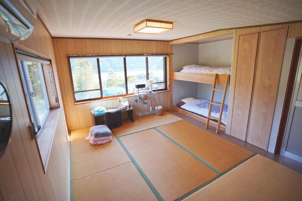 農家民宿茶の香的一间小房间,配有双层床和一间卧室